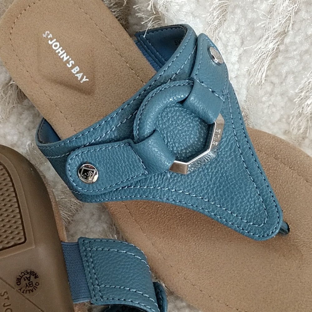 NEW Blue Thong Sandals St John Bay Cushioned Silvertone Metal Detail Womens 5.5M